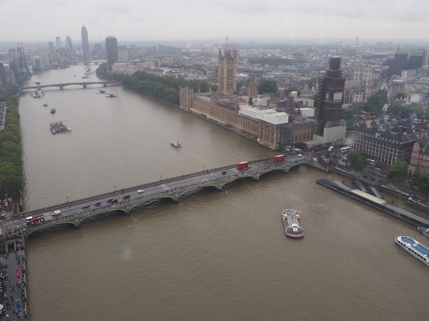 Blick auf das Unterhaus und den Glockenturm von Big Ben